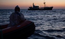 Libya açıklarında gemi battı: En az 74 mülteci hayatını kaybetti