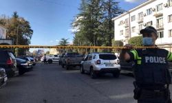 Gürcistan’da rehine krizi: Silahlı bir erkek, 9 kişiyi rehin aldı