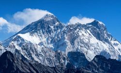 Everest Dağı'nın 73 santim daha uzun olduğu açıklandı