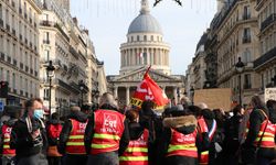 Fransa'da üniversite öğrencileri hükümeti protesto etti