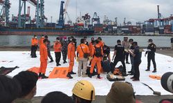 Endonezya’da düşen yolcu uçağının kara kutuları bulundu