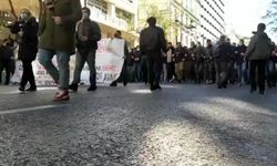 Yunanistanlı öğrenciler polis gücüne karşı ayakta