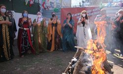 Diyarbakır’da ilk Newroz ateşi yakılıp, etrafından halaylar çekildi