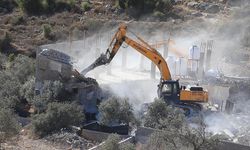 İsrail askerleri Batı Şeria'da Filistinli bedevilerin evlerini kepçelerle yıktı
