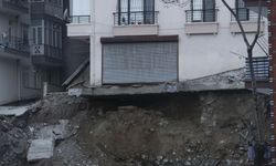 Çankaya'da çökme riski olan binanın kontrollü yıkımına başlandı