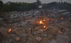 Hindistan'da sağlık sistemi çökme noktasında: Ölenler parklarda toplu olarak yakılıyor