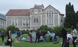 Boğaziçi Üniversitesi'nde öğrenciler Gezi Direnişi'ni selamlayarak çadır nöbetine başladı