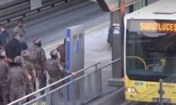 Metrobüste yolcuları alıkoyan şahıs gözaltına alındı