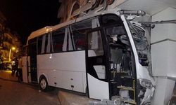 İzmir'de işçi servisi kaza yaptı: 12 kişi yaralandı