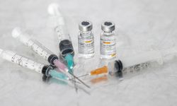 "AstraZeneca ve BioNTech/Pfizer aşılarının kombinesi daha fazla koruyor"
