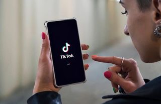 Avrupa Komisyonu TikTok'un sonsuz kaydırma özelliğinin devre dışı bırakılmasını istiyor