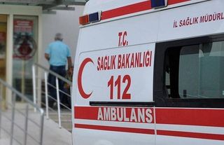 İzmir'de ağacın devrilmesi sonucu 2 kişi yaralandı