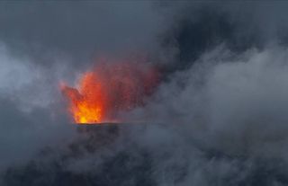 İtalya'da Etna Yanardağı güçlü şekilde kül ve lav püskürttü