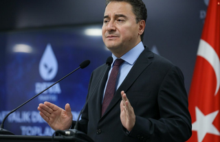 Babacan: Yerel seçimlerin mart yerine sonbaharda yapılması için Anayasa değişikliği önerisi gelebilir