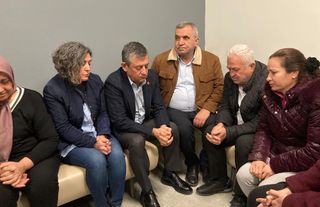 Özgür Özel'den Durbay ailesine taziye ziyareti: Bir daha böyle acı yaşanacaksa benim canımı alsın!