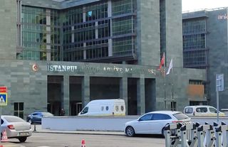 İstanbul Bölge Adliye Mahkemesi'nde bir savcı hakimeye silahlı saldırı gerçekleştirdi