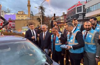 İçişleri Bakanı Çiftçi AKP Gençlik Kolları yeleği giydi, iftarlık dağıttı
