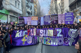 İstanbul'da Feminist Gece Yürüyüşü: Binlerce kadın engellemelere rağmen bir araya geldi