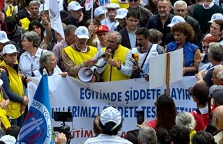 KESK ve Eğitim Sen'den MEB önünde çağrı: Okulların güvenlikli hale getirilmesini istiyoruz, ortak talep budur