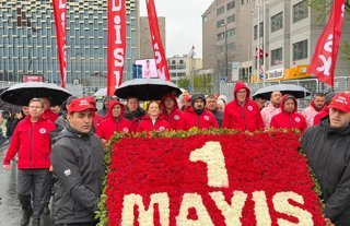 DİSK'ten Taksim Meydanı'na çelenk
