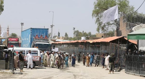 Afganlar, Pakistan sınırına akın etti