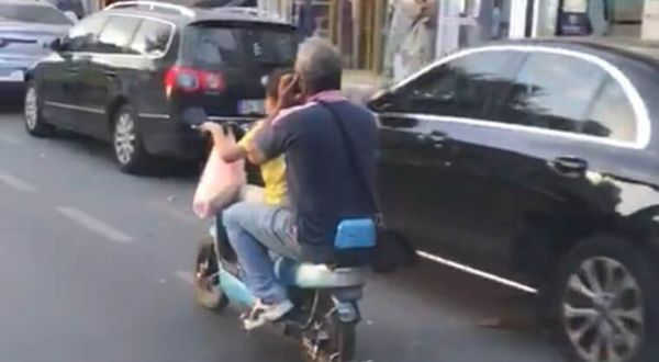 Motosikleti çocuğa kullandırıp telefonla konuştu