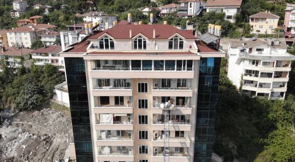 Tutuklanan müteahhit Özkan'ın yaptığı bir bina daha yıkılıyor