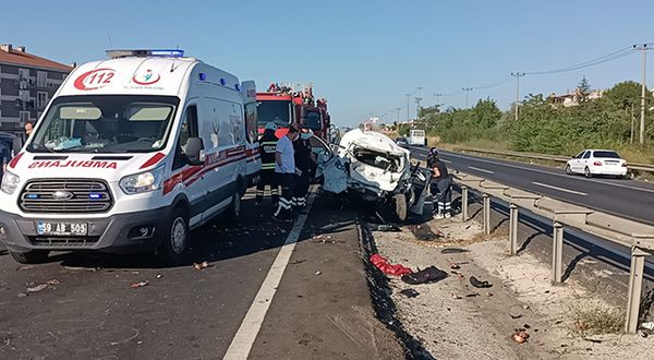 Servis minibüsü, önündeki otomobile çarptı: 2 ölü