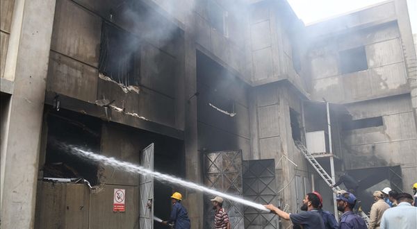Karaçi'de bir fabrikada çıkan yangında 11 işçi yaşamını yitirdi