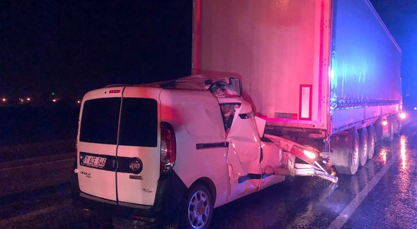 Konya'da ticari araç TIR'a çarptı: 1 ölü