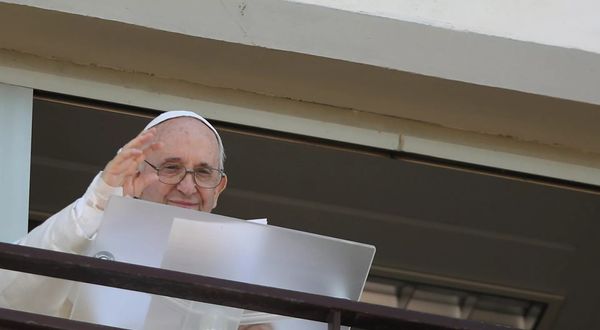 Papa, cezaevindeki mahkumlara dondurma ısmarladı