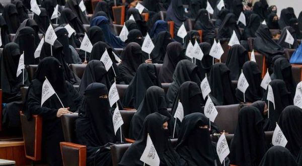 Taliban kadınlara üniversiteyi yasakladı