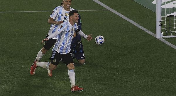 Messi, Pele'nin rokurunu kırdı