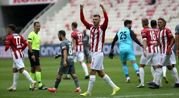 Demir Grup Sivasspor, VavaCars Fatih Karagümrük'ü 4-0 mağlup etti