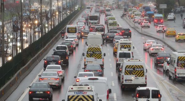 İstanbul'da okulların açılmasıyla trafik yoğunluğunda artış yaşandı