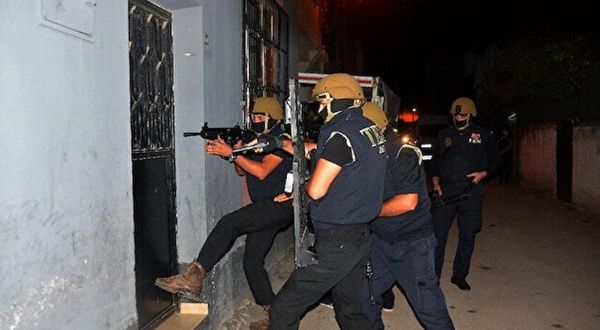 Tarsus'ta yapılan ev baskınlarında 20 kişi gözaltına alındı