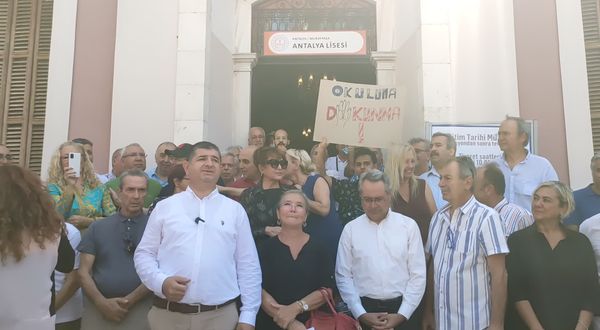 Antalya Li̇sesi̇'ni̇n tari̇hi̇ müze bi̇nasinin Olgunlaşma Ensti̇tüsüne tahsi̇s edi̇lmesi̇ protesto edi̇ldi̇