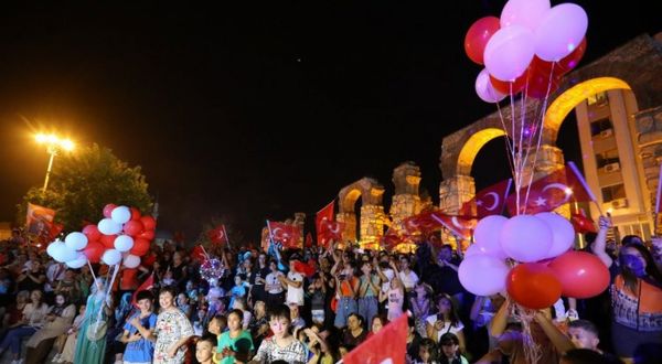 İzmir Efes Selçuk'tan gökyüzüne kırmızı-beyaz balonlar bırakıldı