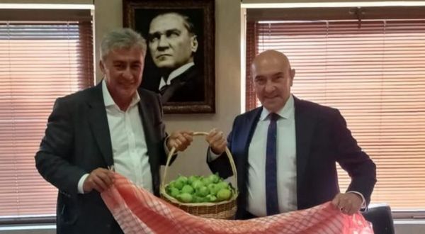 İzmir Güzelbahçe'den Başkan Tunç'a bardacıklı davetiye