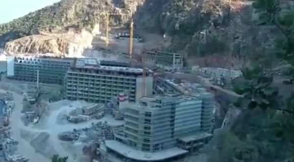 Yargı kararına rağmen otel inşaatı sürüyor: İnşaatı sürdürenler değil, görüntüleyen çevreciler gözaltına alındı