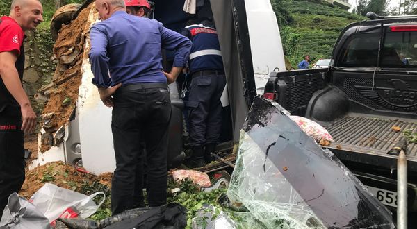 Bir trafik kazası haberi de Rize'den: Yabancı turistleri taşıyan minibüs devrildi, 25 yaralı