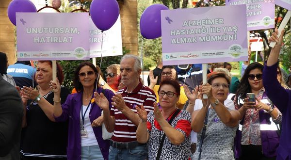İzmit Belediyesi’nden Dünya Alzheimer Günü’nde anlamlı yürüyüş
