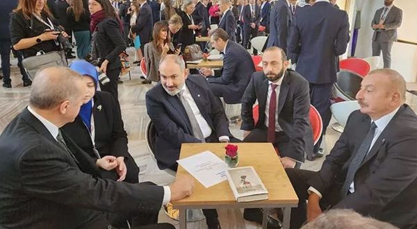Arabuluculuk mu? Erdoğan, Paşinyan ve Aliyev aynı masada, aynı karede