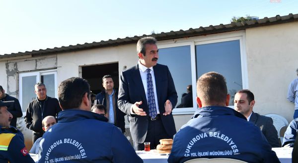 Çukurova Belediye Başkanı Çetin, yol işçileriyle kahvaltı etti