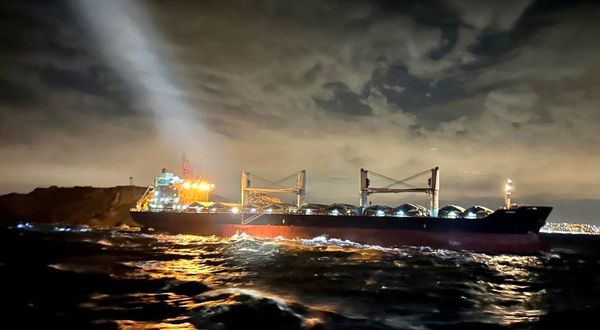 İstanbul açıklarında boş yük gemisi karaya oturdu