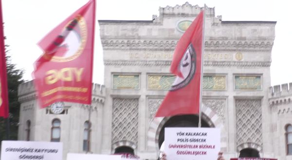İstanbul Üniversitesi önünde “YÖK” protestosu: Yetkiler tek elde toplanarak üniversitelerin özerkliği yok edildi