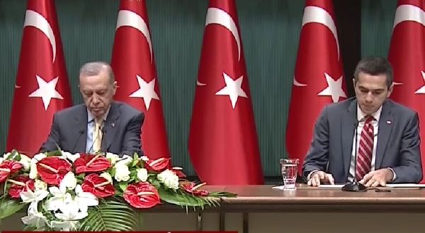 Erdoğan işveren temsilcisini yanına alıp asgari ücret açıkladı: Sen 85 milyonun değil 8 bin patronun sözcüsüsün