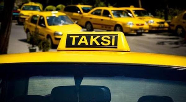 Taksim’de ruhsatsız çalışan 12 taksi trafikten menedildi