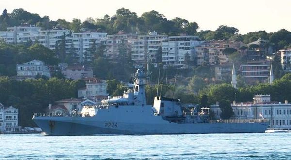 İngiliz savaş gemisi İstanbul Boğazı'ndan geçiş yaptı