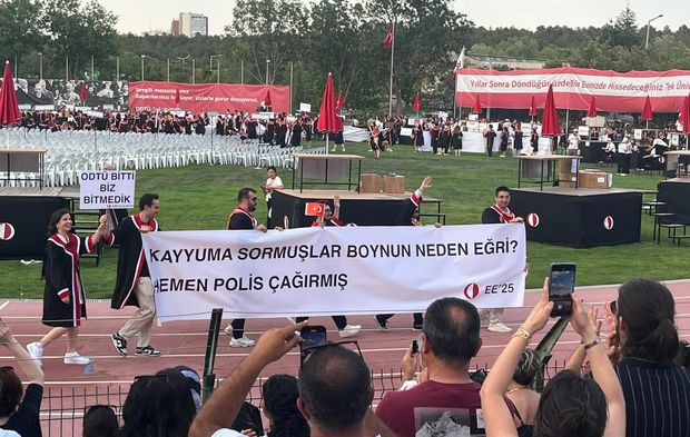 ODTÜ'de mezuniyet yine bildiğiniz gibi: Direniş, mizah ve zeka